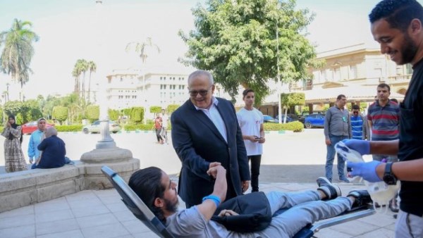 طلاب جامعة القاهرة يتبرعون بالدم