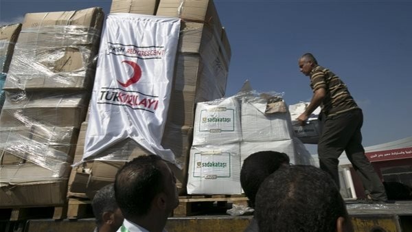 وصول شاحنة مساعدات تركية لقطاع غزة إلى مطار العريش