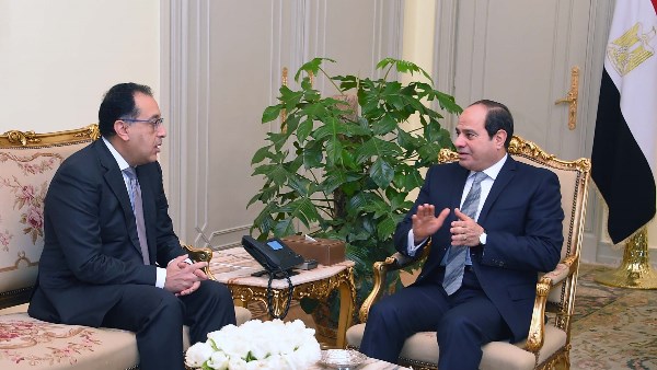 الرئيس السيسي مع رئيس الوزراء مصطفى مدبولي