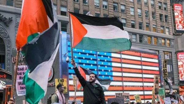 العلم الفلسطيني يتصدر شوارع نيويورك