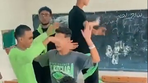 طلاب يرقصون في المدرسة