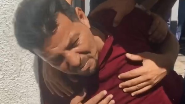 أب فلسطيني يبكي على فراق ابنه