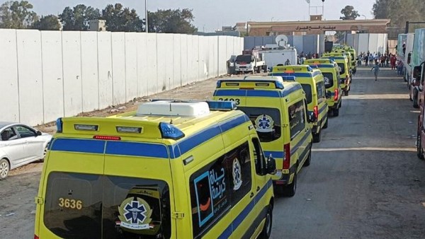 سيارات إسعاف امام معبر رفح