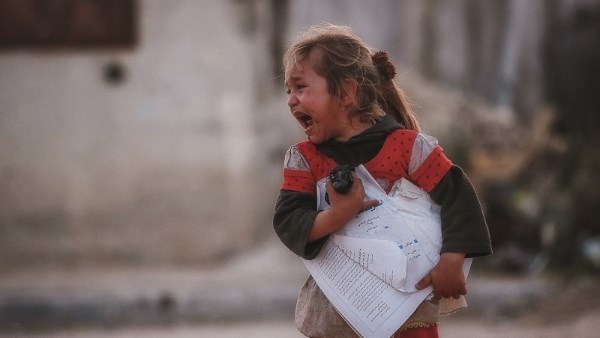 طفلة تبكي بعد فقدان عائلتها في غزة