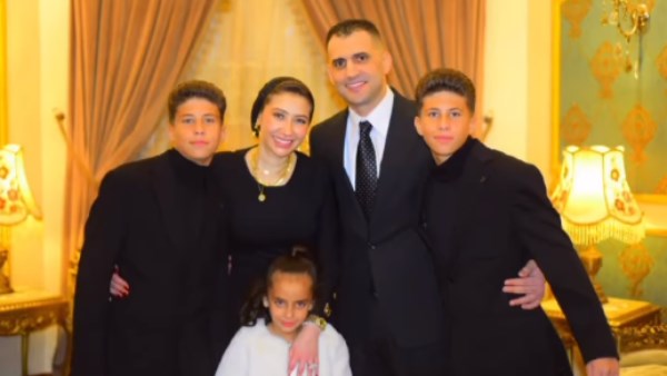 هشام ربيع وزوجته وأبنائه