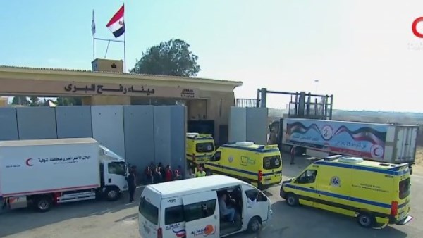تدفق سيارات الإسعاف المصرية إلى قطاع غزة