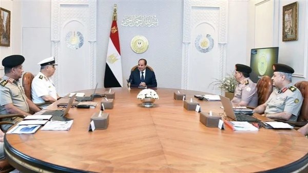 الرئيس السيسي يجتمع بعدد من قادة القوات المسلحة