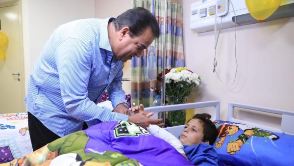 وزير الصحة يزور الطفل الفلسطيني