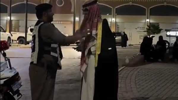 رجل أمن سعودي يساعد مواطن