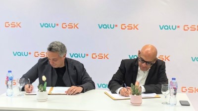 جانب من توقيع الاتفاقية بين شركة ڤاليو مع شركة «GSK»