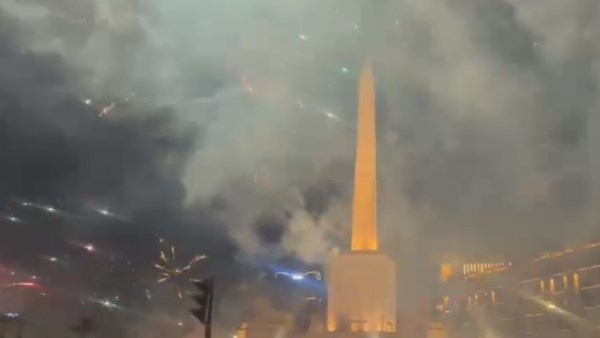 سماء ميدان التحرير تتزين بالألعاب النارية احتفالا بفوز الرئيس السيسي