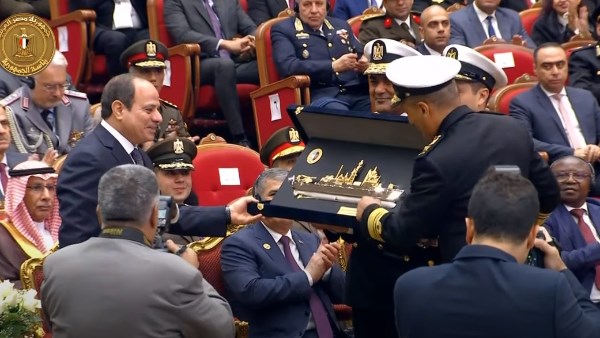 قائد القوات البحرية يهدي الرئيس السيسي درع الفرقاطة المصرية «الجبار»