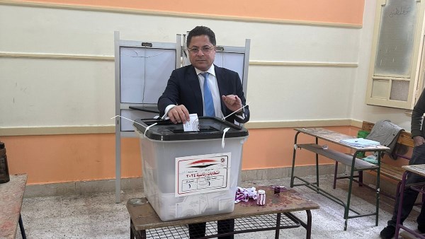 الإعلامي خالد أبو بكر يدلي بصوته في الانتخابات الرئاسية