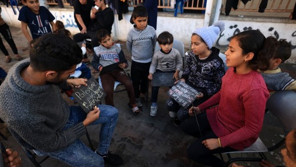 شاب يعلم الأطفال في فلسطين