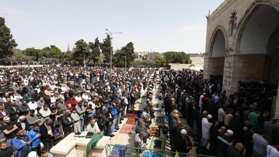 صلاة الجمعة الاولى