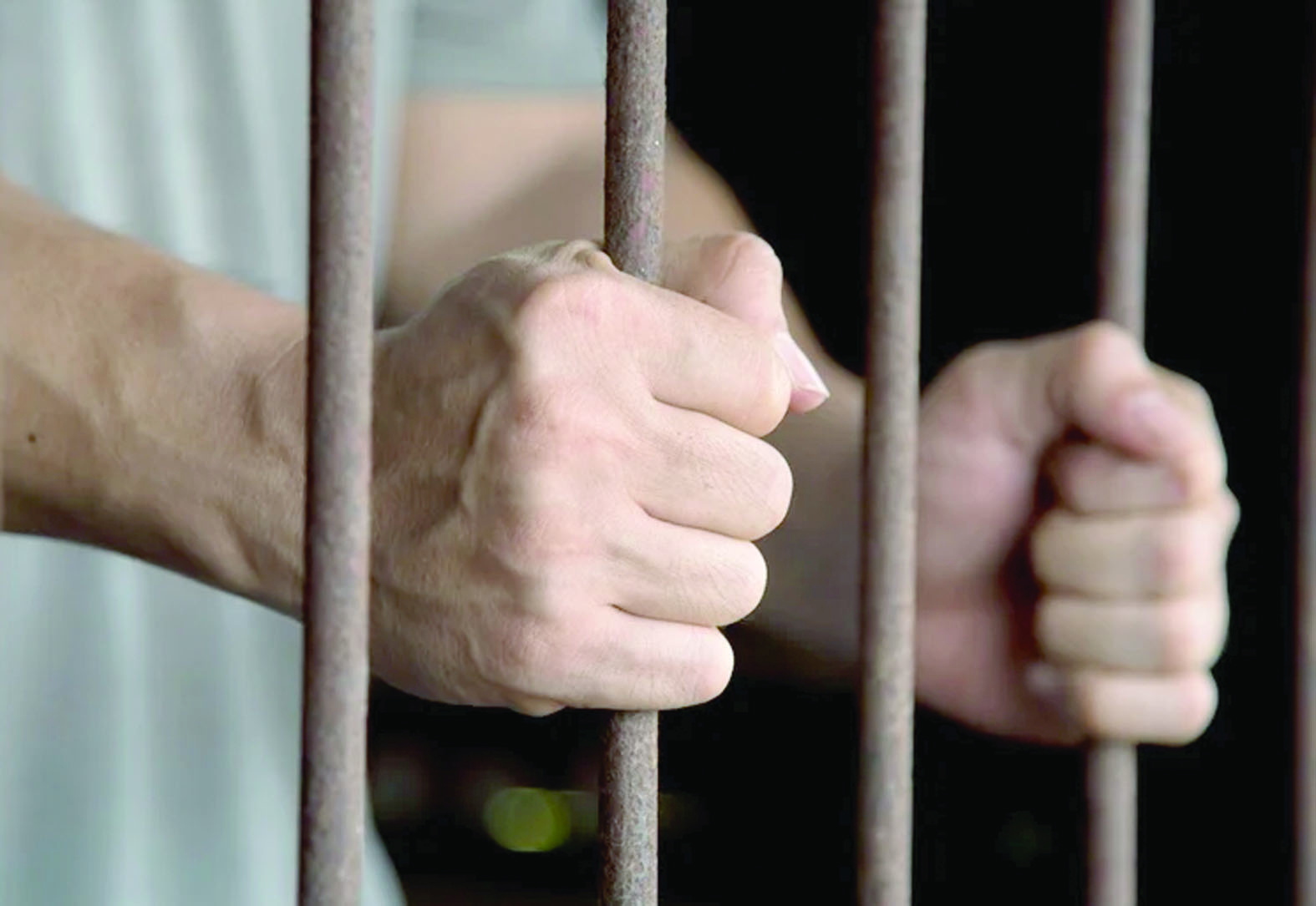 القبض على مالك محل وعامله لممارستهما أعمالًا فاضحة داخل محل بالفيوم