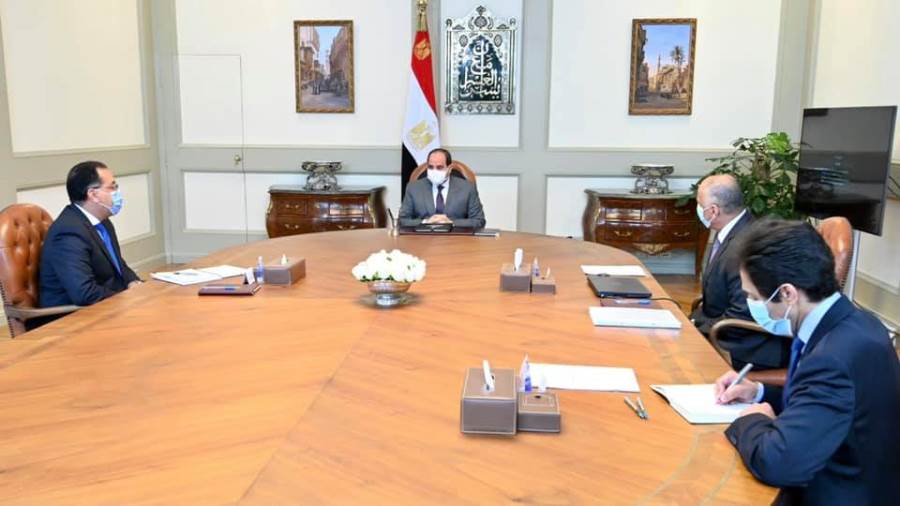الرئيس عبد الفتاح السيسي يجتمع برئيس الوزراء ومحافظ البنك ال