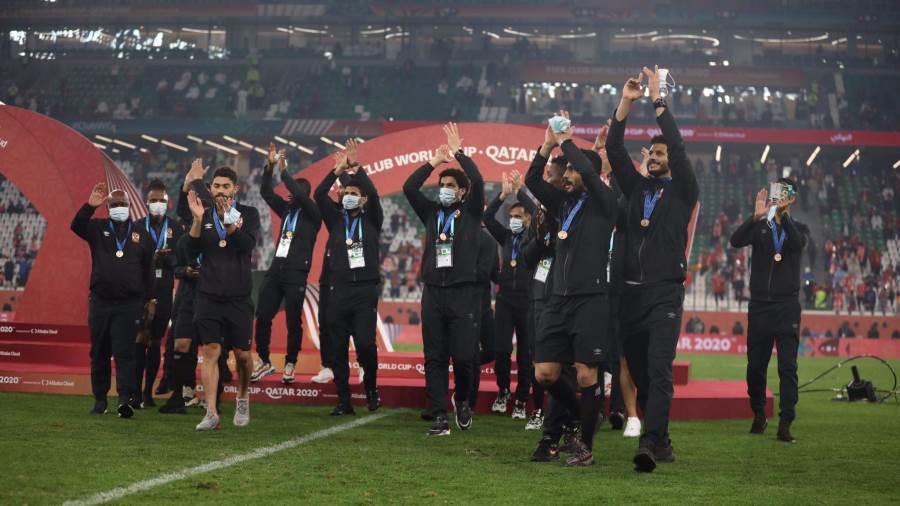لاعبو الأهلي يحتفلون بالفوز بالمركز الثالث في كأس العالم للأ