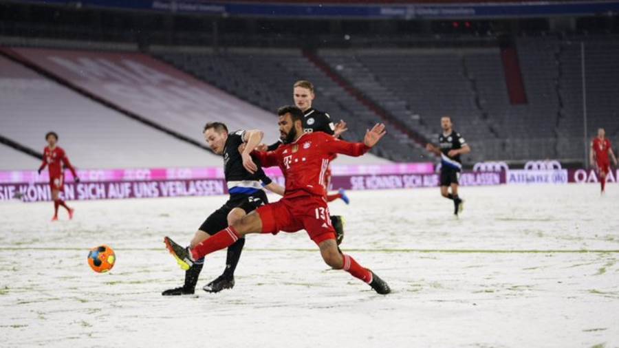 الثلج يكسو ملعب أليانز أرينا خلال مباراة بايرن في البوندسليج