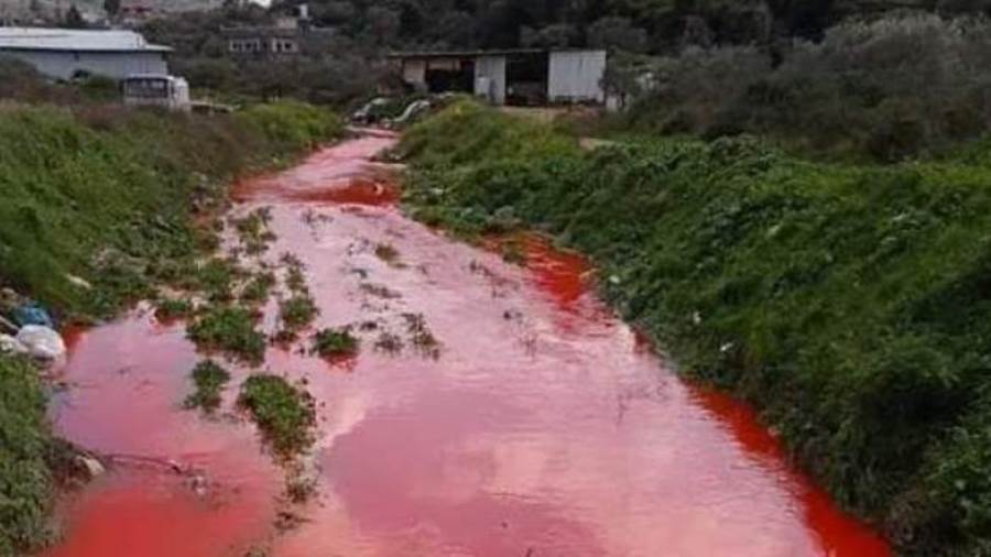 مياه أحد الأودية في فلسطين تتحول للون الأحمر