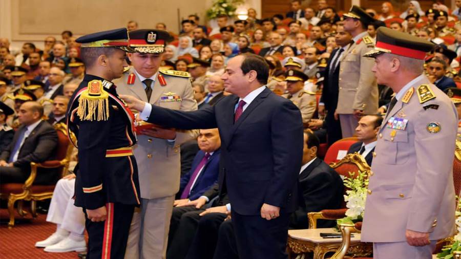 الرئيس السيسي يكرم المتفوقين بالجيش المصري