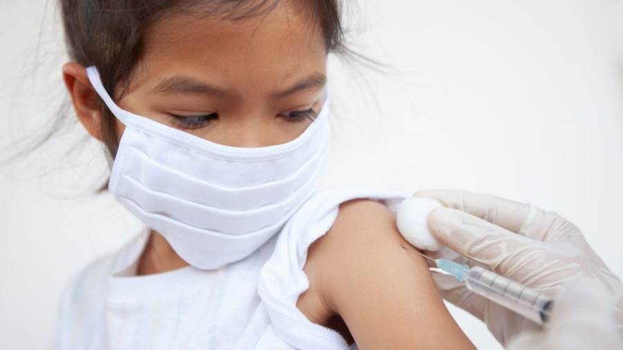طفلة تتلقى تطعيما