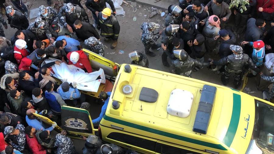 سيارة الاسعاف تنقل جثامين الضحايا