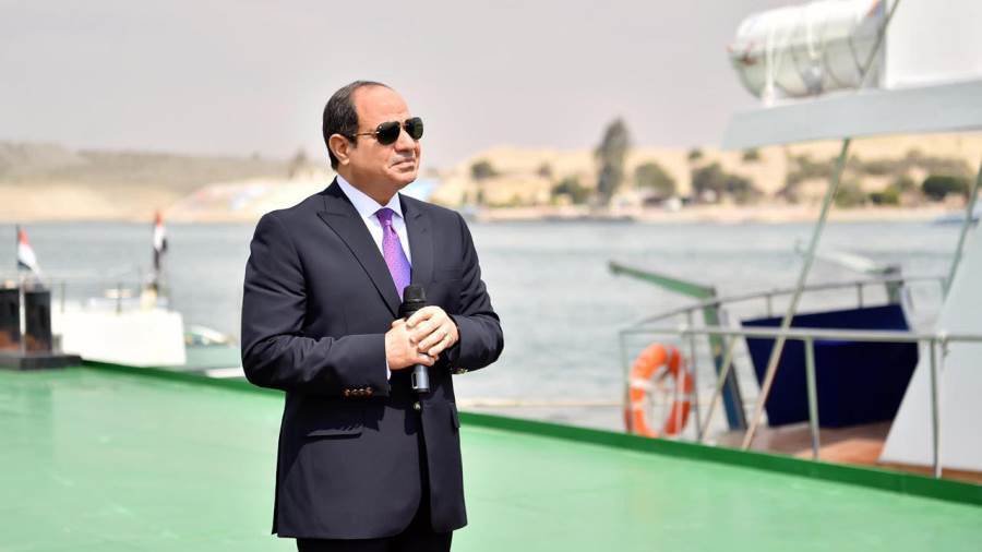 الرئيس عبد الفتاح السيسي خلال تفقده لقناة السويس