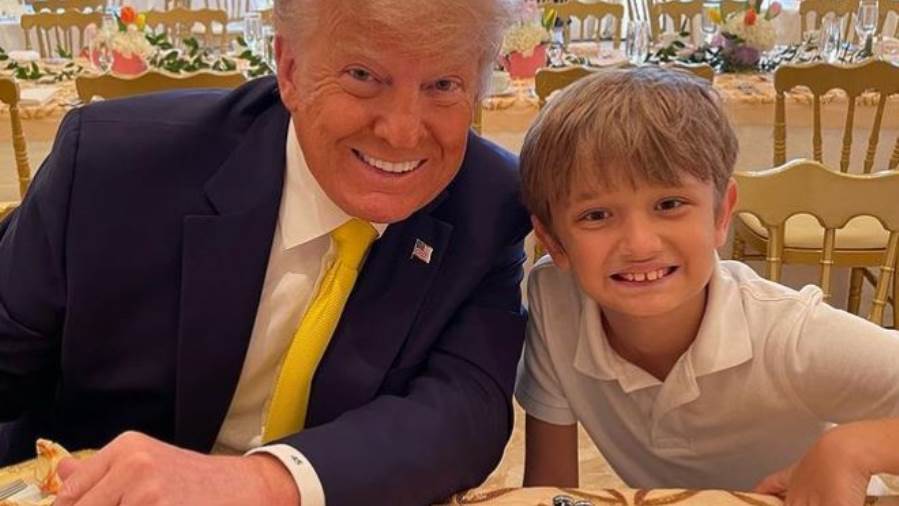 دونالد ترامب مع حفيده في عيد الفصح