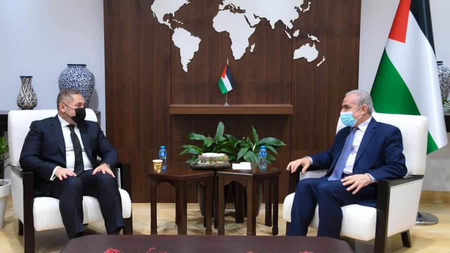 السفير طارق طايل خلال لقاءه رئيس الوزراء الفلسطيني