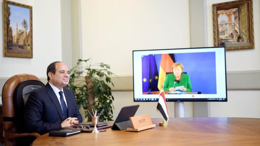 الرئيس عبد الفتاح السيسي خلال اتصال هاتفي مع المستشارة الألم