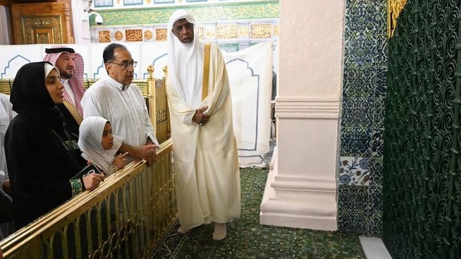 رئيس الوزراء يزور المسجد النبوي