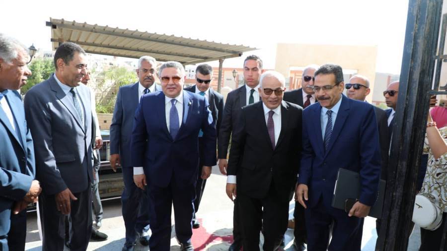 وزير التربية والتعليم أثناء زيارته محافظة البحر الحمر