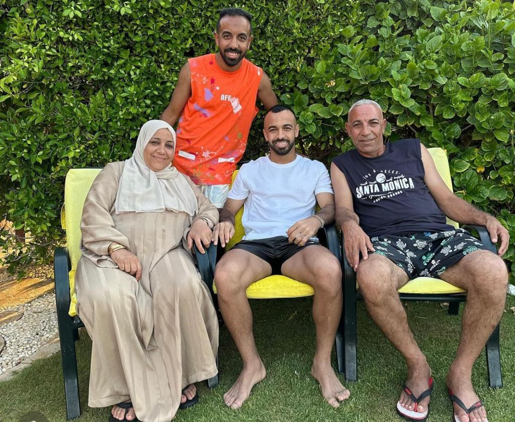 محمد مجدي أفشة لاعب الأهلي رفقة عائلته