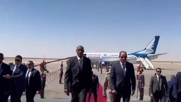 الرئيس السيسي يستقبل البرهان بمطار العلمين 