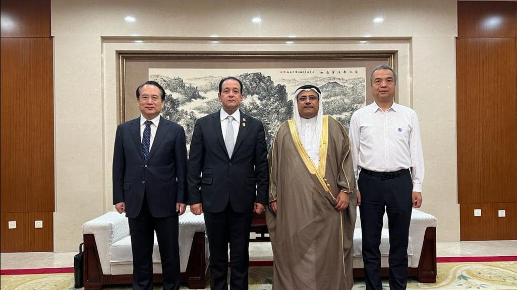 العسومي وعلاء عابد على رأس وفد البرلمان العربي المتجه للصين