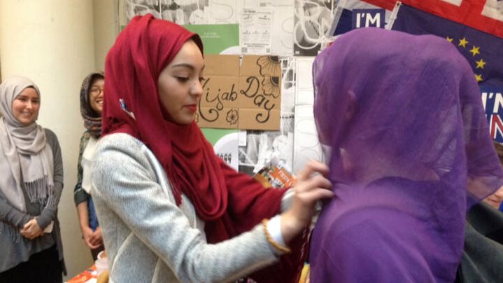 حكم ارتداء الحجاب بالمدارس 