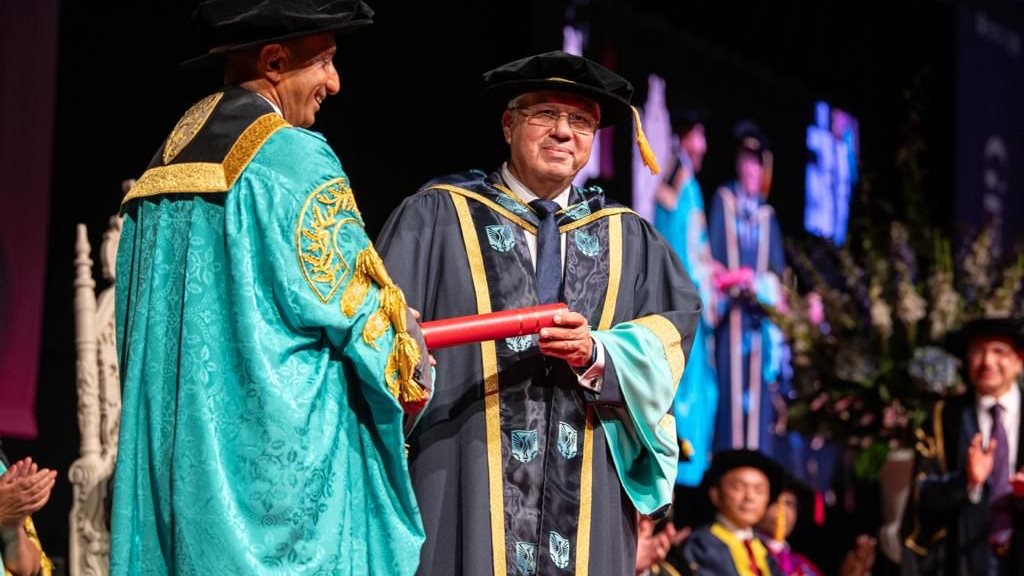  جامعة إيست لندن تمنح الدكتوراة الفخرية لوزير التعليم العالي