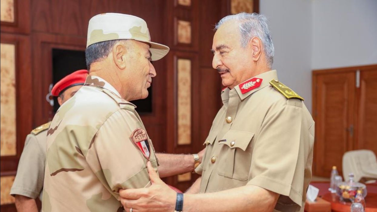 رئيس أركان القوات المسلحة المصرية يصل ليبيا لتنسيق المساعدات