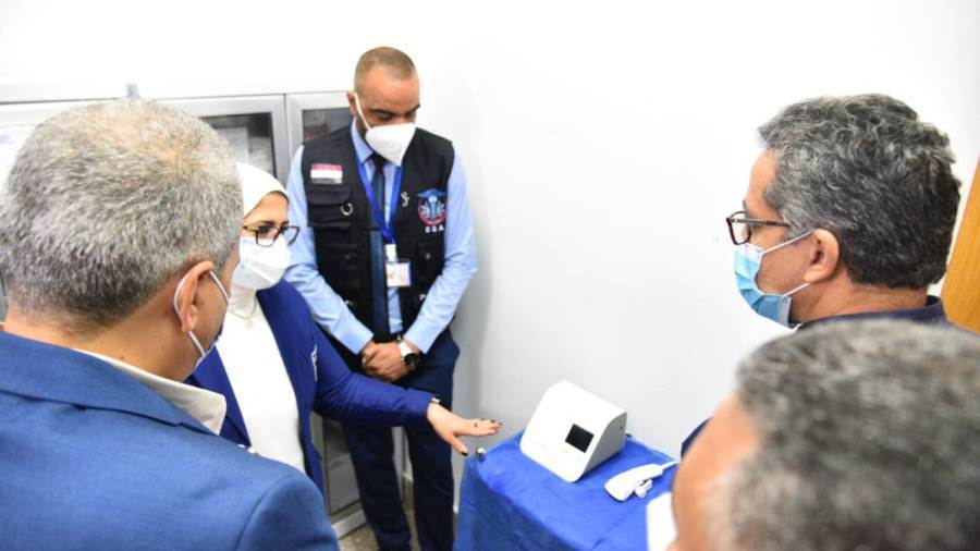 وزيرة الصحة خلال تفقدها الحجر الصحي بمطار الغردقة