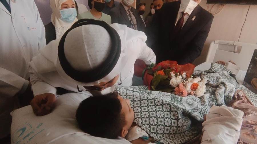 رئيس البرلمان العربي يزور المصابين الفلسطينيين بمستشفى معهد 