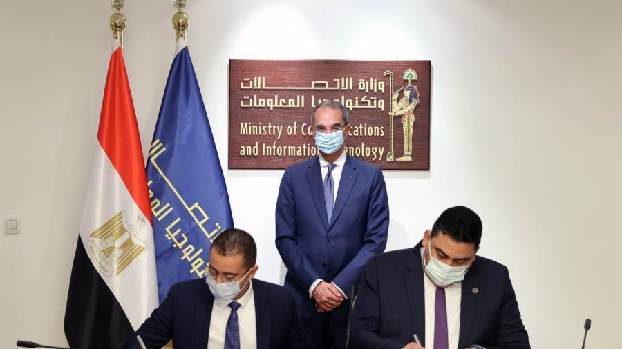 وزير الاتصالات يشهد توقيع اتفاقية مساهمين معدلة بين المصرية 