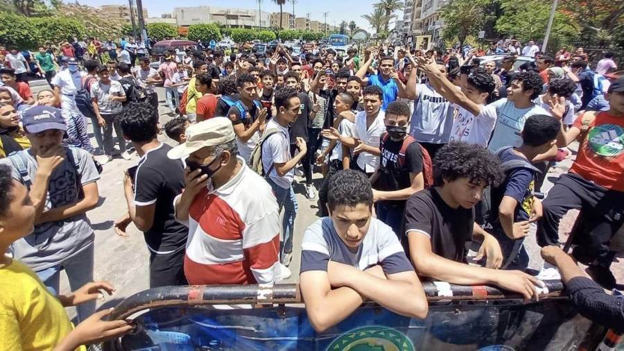 تظاهر الطلاب أمام ديوان محافظة الاسماعيلية