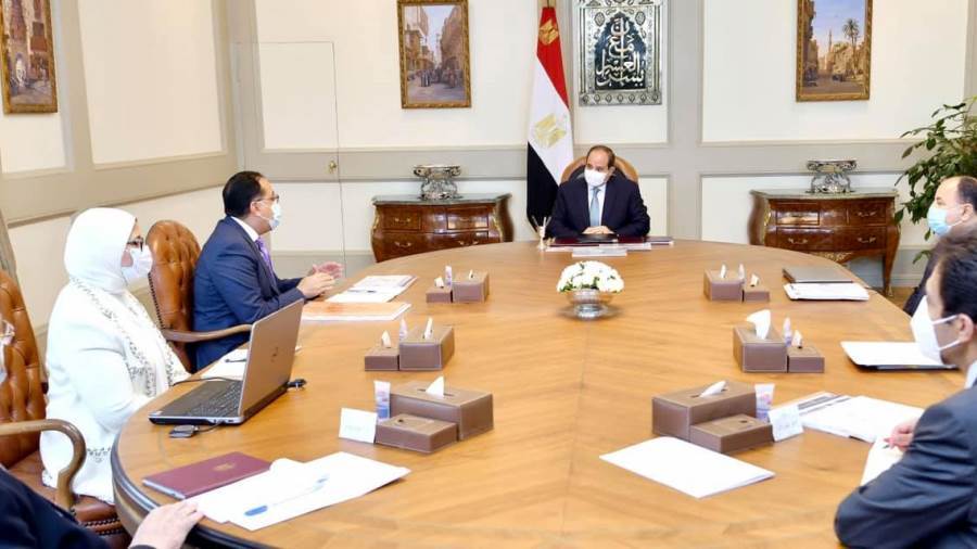 الرئيس عبد الفتاح السيسي خلال الاجتماع مع عدد من الوزراء