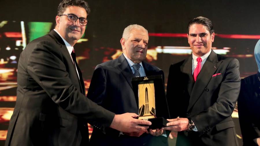 رجل الأعمال أحمد أبو هشيمة خلال تكريمه في ملتقى القاهرة الدو