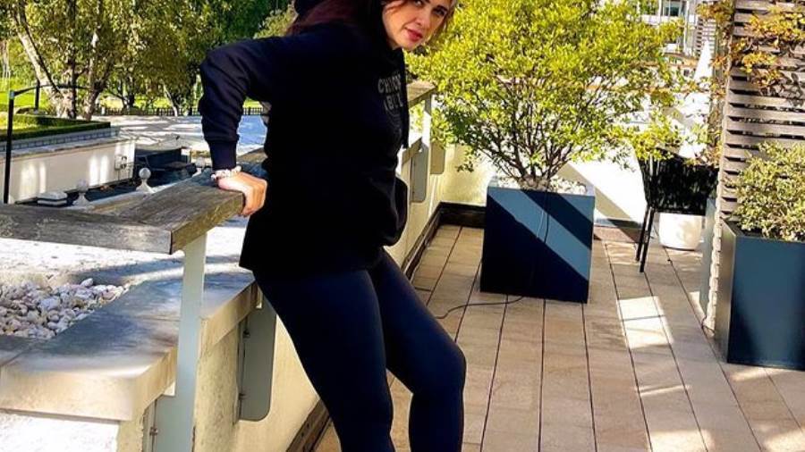 أول صورة للفنانة ياسمين عبد العزيز بعد ظهروها مع منى الشاذلي