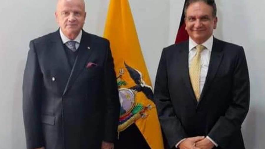 نائب رئيس الإكوادور مع السفير المصري