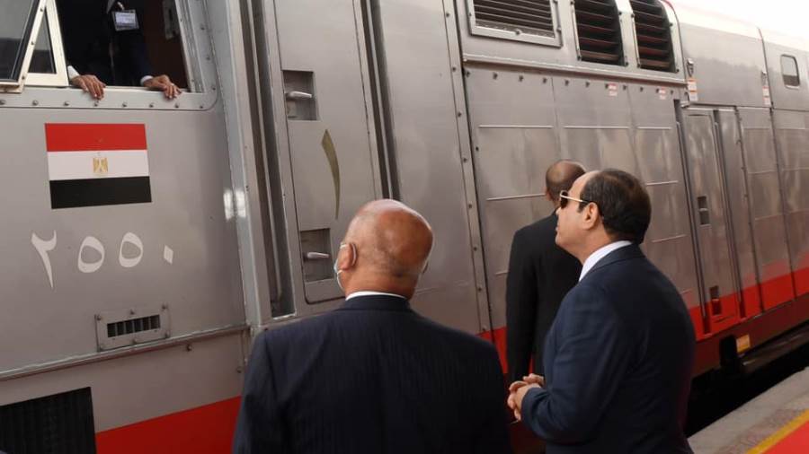 الرئيس عبدالفتاح السيسي يحاور أحد سائقي القطارات في أسوان