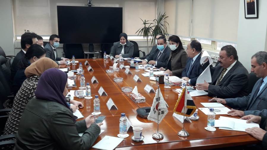 وزير المالية خلال لقائة مع سفير كوريا الجنوبية بالقاهرة