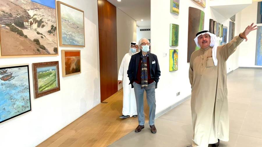 الفنان فاروق حسنى يزور مؤسسة الشيخ راشد آل خليفة بمملكة البح